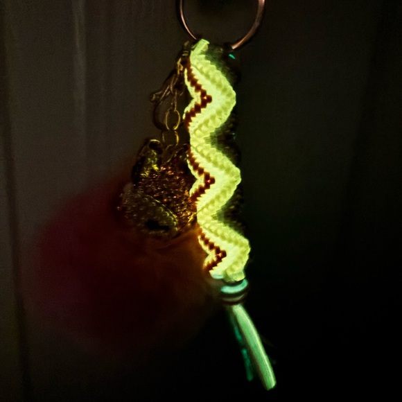 Foxy Chic Keychain - Picture 5 of 5